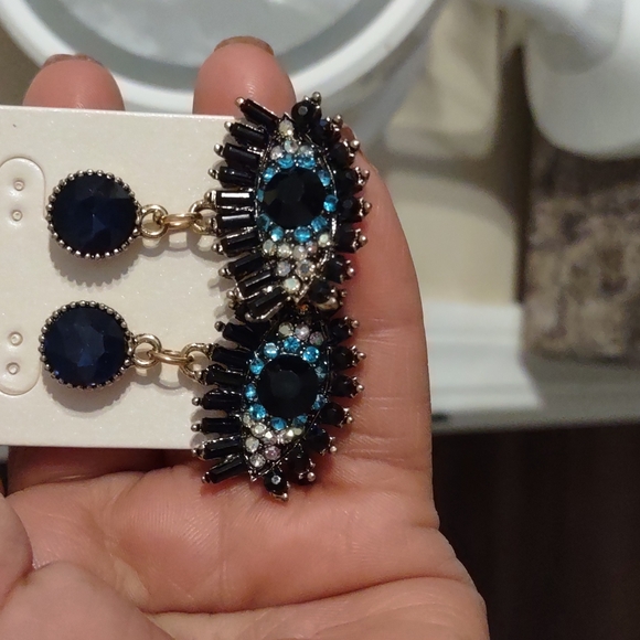 Daisy eye earrings. - Picture 2 of 3